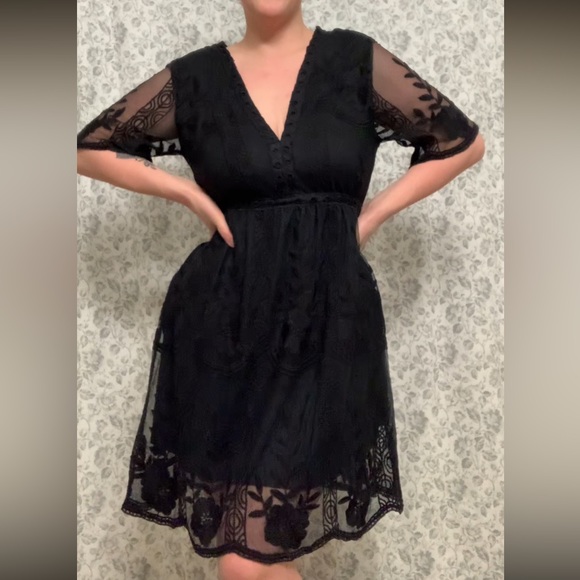 Dresses & Skirts - Beautiful Lace Detail Dress